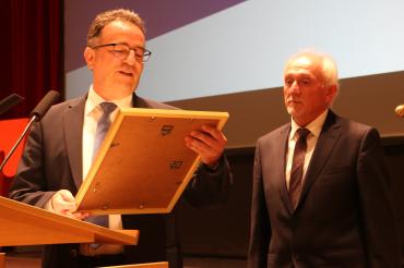 Prof. Markus Glück (links) überreichte Gerhard Hubel zum Abschied die Ernennungsurkunde zum Ehrenmitglied