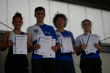 Das Bild zeigt von links: Emma Kraemer, Jonas Schoeniger, Karola Wollner und Magdalena Fischer