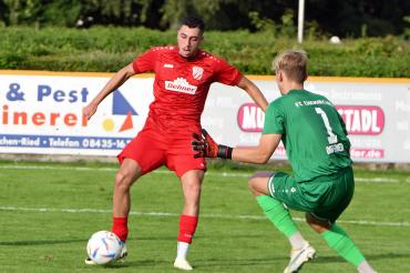 Sami Achir schiebt gier den Ball am Torwart vorbei zum 1:1 ein Bild 