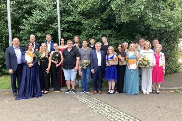 Die Absolventinnen und Absolventen des Bäcker- und Friseurhandwerks freuten sich zusammen mit den Ehrengästen über die bestandene Prüfung.