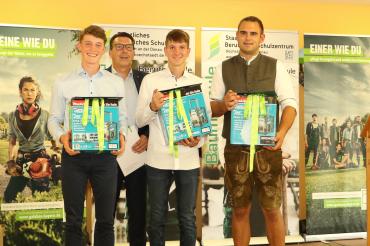 Benjamin Rauter, Josef Bullinger, Philip Warisch und Elias Gutmair. Bullinger, Regional-vorsitzender Schwaben des VGL Bayern, zeichnete die drei Landschaftsgärtner, die in Schwaben Bestnoten in den Abschlussprüfungen des Garten- und Landschaftsbaus erzielten, aus.