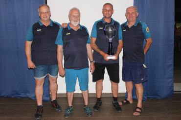 v.l.n.r.: Gerald Zajitschek, Wolfgang Rösch, Stefan Karg mit Wanderpokal und Achim Schreiber.