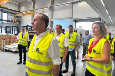 Parteiübergreifend machte er sich gemeinsam mit anderen Politiker*innen ein Bild vor Ort.  Im Vordergrund Wirtschaftsminister Hubert Aiwanger, dahinter MdL Wolfgang Fackler und rechts daneben MdL Marina Jakob. 