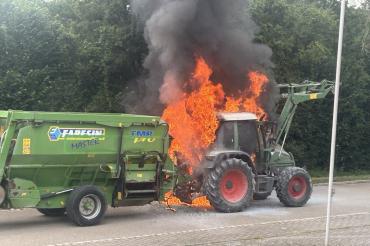 Das Bild zeigt den brennenden Traktor. 