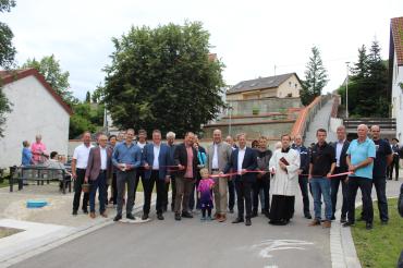 Bei der Eröffnung der neuen Staße samt Treppenanlage und Kneippecken am "Wehd" in Huisheim. 