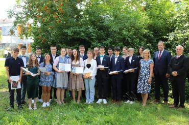 Das Bild zeigt die Einser-Absolventen mit der Schulleitung.