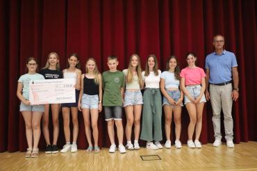 Beim Schulfest wurden Martin Stumpf die beim Spendenlauf von den Schülerinnen und Schülern erlaufenen Spenden überreicht.
