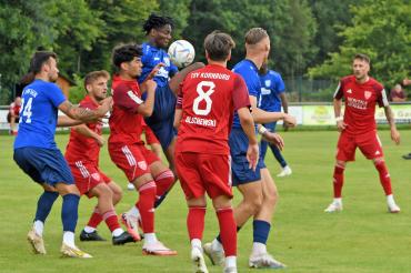 Spielszene, in der Mitte Sodji, links Miskovic 