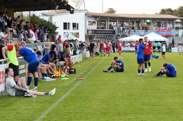 Hier sieht man die Spieler des TSV Rain nach der Niederlagen in Kottern.
