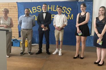 Rektorin Margit Stimpfle, Elternbeiratsvorsitzender Matthias Braun, Schulbester Filip Cesarec, Klassenbester der 10bM Leonard Maier, Klassenbeste der 9R Stella-Leonie Herrle und Laura Scuzzarella.