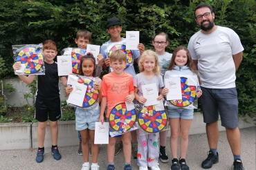 Das Bild zeigt die erfolgreichen Schüler*innen