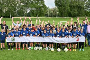 E-Jugend des FC Zirgesheim strahlt in neuen Trikots dank Wettbewerb „Leistung lohnt“ von LEW