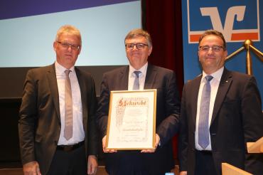 Der künftige Vorstandsvorsitzende Bernhard Ströbele (links) und Aufsichtsratsvorsitzender Prof. Markus Glück (rechts) gratulierten Paul Ritter zur Ernennung zum Ehrenvorstandsvorsitzenden. 