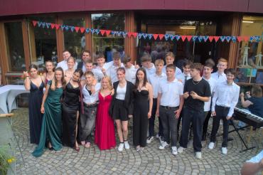 Die Schulabgänger*innen der 10. Klasse der Montessori-Schule Wertingen. 