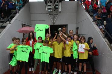 Die Grundschule Oettingen siegte im Supercup. Den Pokal und die Sieger-T-Shirts überreichten Alina Schmidt (hinten links) und die Fachberater Tobias Trüdinger (hinten Mitte) und Kathrin Schiele (hinten rechts). 