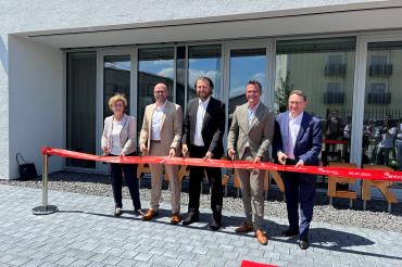 Bei der feierlichen Eröffnung am 06. Juli 2024 (von links nach rechts): Stellvertretende Landrätin Ursula Kneißl-Eder, Bayerischer Digitalminister Dr. Fabian Mehring, Geschäftsführer und Inhaber Sonextis GmbH Marko Molnar, Oberbürgermeister der Stadt Donauwörth Jürgen Sorré und MdB Ulrich Lange.