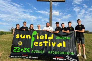 Auf dem Bild v.l.n.r.: Anne Meyer, David Rosenbauer, Linda Rosenbauer, Teresa Lill, Stephan Weidner, Max Frisch, Christoph Hänlein, Steffen Schabert, Lukas Baur.