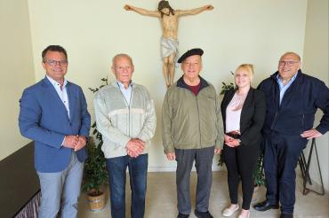 Personen von links nach rechts: Oberbürgermeister Jürgen Sorré, Anton Gerstmeier, Günther Rieß, Friedhofsleiterin Julia Ordemann, Dekan Robert Neuner