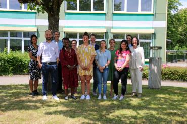 Die Absolventinnen und Absolventen des Lehrgangs 22 nach der Zeugnisverleihung zusammen mit Lehrkräften, der Schulleiterin der Hans-Leipelt-Schule Anja Heßlinger und Kolleggruppenleiterin Martina Wenzel.