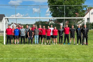 V.l.n.r.: Manuel Czesch (FSV Buchdorf/Daiting), Maximilian Mayr, Philipp Stephan, Michael Bauer, Stefan Striegl, Felix Zastrow (alle FC Marxheim/Gansheim), Daniel Obermüller (SG Feldheim/Genderkingen), Jonas Freimuth, Thomas Dumberger (FSV Buchdorf/Daiting), Dominik Reichherzer (SV Sinning), Johannes Volk, Thomas Rödl, Holger Köstler, Sarah Frisch, Christian Langhammer, Josef Stuber (alle FC Marxheim/Gansheim), Gerald Steidle (FSV Buchdorf/Daiting), Philipp Ersfeld und Franz Wokon.   Es fehlen Florian Schre