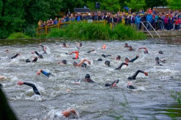 Der Schwimmstart beim Oettinger Triathlon 2023.