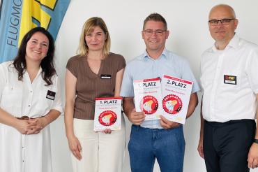 : Julia-Sophia Ernst-Hausmann (Vth-Verlag), Eva-Maria Deutsch und Richard Deutsch (PowerBox-Systems), Uwe Puchtinger (Vth-Verlag)