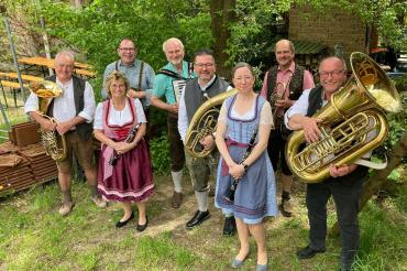 Die Wirtshausmusikanten spielen am Freitag, den 2. August 2024, im Rahmen der Veranstaltungsreihe „Musik am Marktplatz“ in Nördlingen.