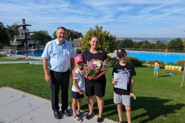 Das Bild zeigt Bürgermeister Josef Reichensberger mit Bettina Ruoßmann und ihre beiden Kinder Romy und Vincent. 