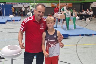 Hier sieht man Adrian Groß und Trainer Roland Grimm.