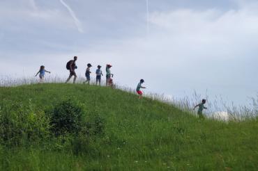 Hier sieht man die Kinder auf der Wanderung im Geotop Lindle.