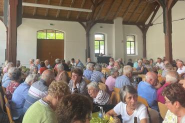 Die Seniorinnen und Senioren genossen das stimmungsvolle Fest mit leckerem Essen, anregenden Gesprächen und guter Stimmung in der Jugendstil-Sommerhalle in Nördlingen.