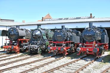 Hier sieht man mehrere Lokomotiven des Bayerischen Eisenbahnmuseums.