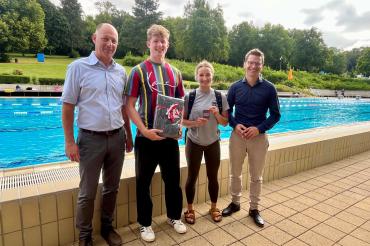 Anja und Yannik freuten sich über die Geschenke von Oberbürgermeister David Wittner und Martin Gruber (Betriebsleiter Bäder).