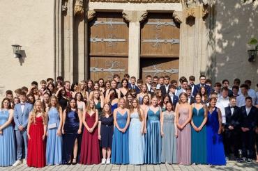 Hier sieht man die die Absolventinnen und Absolventen der Maria-Stern-Realschule.