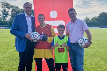 Hier sieht man Donauwörths Oberbürgermeister Jürgen Sorré mit den Gewinnern.