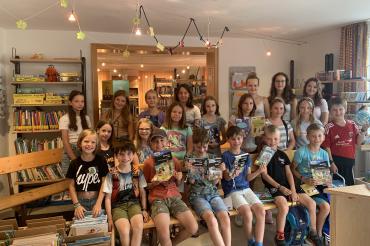 Hier sieht man die teilnehmenden Kinder des Bücherfrühstücks in der Beim Bücherfrühstück in der Gemeinschaftsbücherei Wolferstadt.