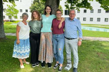 Auf dem Bild sind die Verantwortlichen des Vereins Sternenkinder mit den Freiwilligen zu sehen.