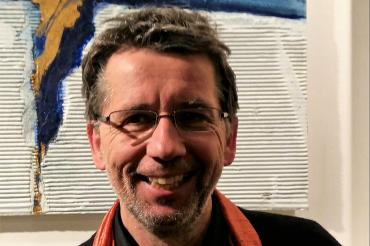 Hier sieht man Organist Helmut Hiller.