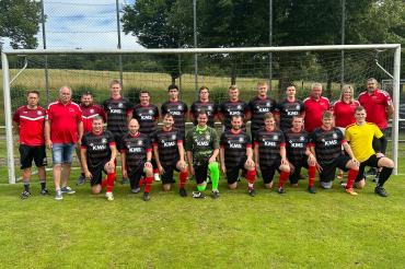 Hier sieht man die Jura Kickers in ihren neuen Trikots.