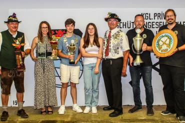 Hier sieht man die die Gewinner der Kgl. priv. Schützengesellschaft Rain.