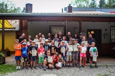 Hier sieht man die Teilnehmer und Betreuer des Ferienprogramms.