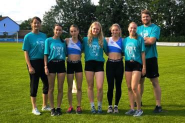 Hier sieht man die Starterinnen des TSV Nördlingen mit ihren Trainern.