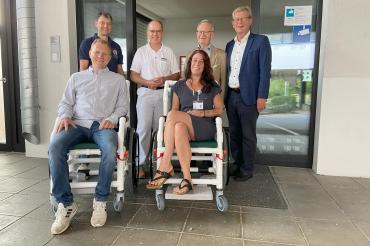 Hier sieht man die Transportstühle bei der Spendenübergabe.