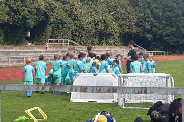 Hier sieht man Kinder im Fußball-Sommercamp der JFG Harburg.