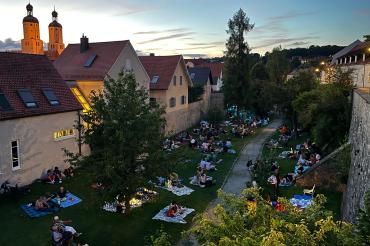 Hier sieht man das Picknick im Stadtgraben.