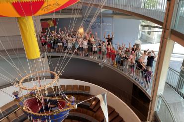 Hier sieht man die Kinder bei i8hrem Besuch im Ballonmuseum Gersthofen.