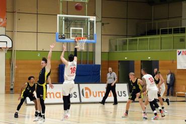 Hier sieht man Nördlingens Scottie Stone beim Sprungwurf.