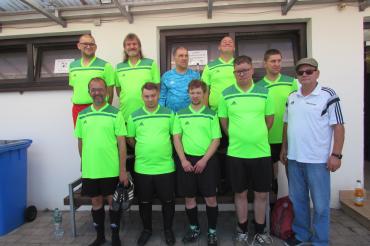 Das Bild zeigt das Team und seinen Trainer.