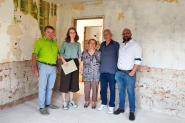 V.l.: Albert Riedelsheimer, Eva Lettenbauer, das hochwasserbetroffene Ehepaar Karras und Timo Bablok, 1. Kommandant der Feuerwehr Zusum-Rettingen.