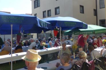 Gute Stimmung beim Sommerfest im Nördlinger Bürgerheim. 